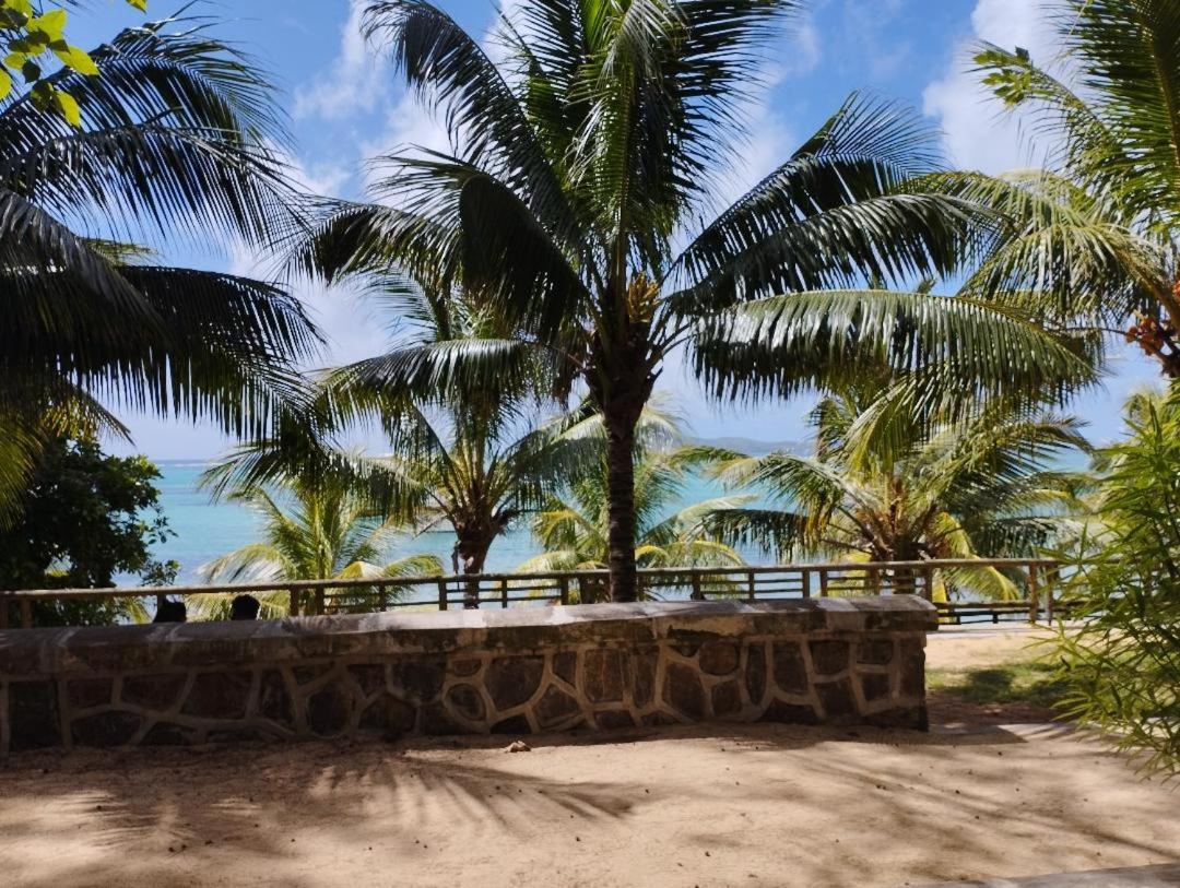Appartement Le Dauphin Du Lagon Bleu - Plages De Mont Choisy Et De Trou Aux Biches グランベ エクステリア 写真