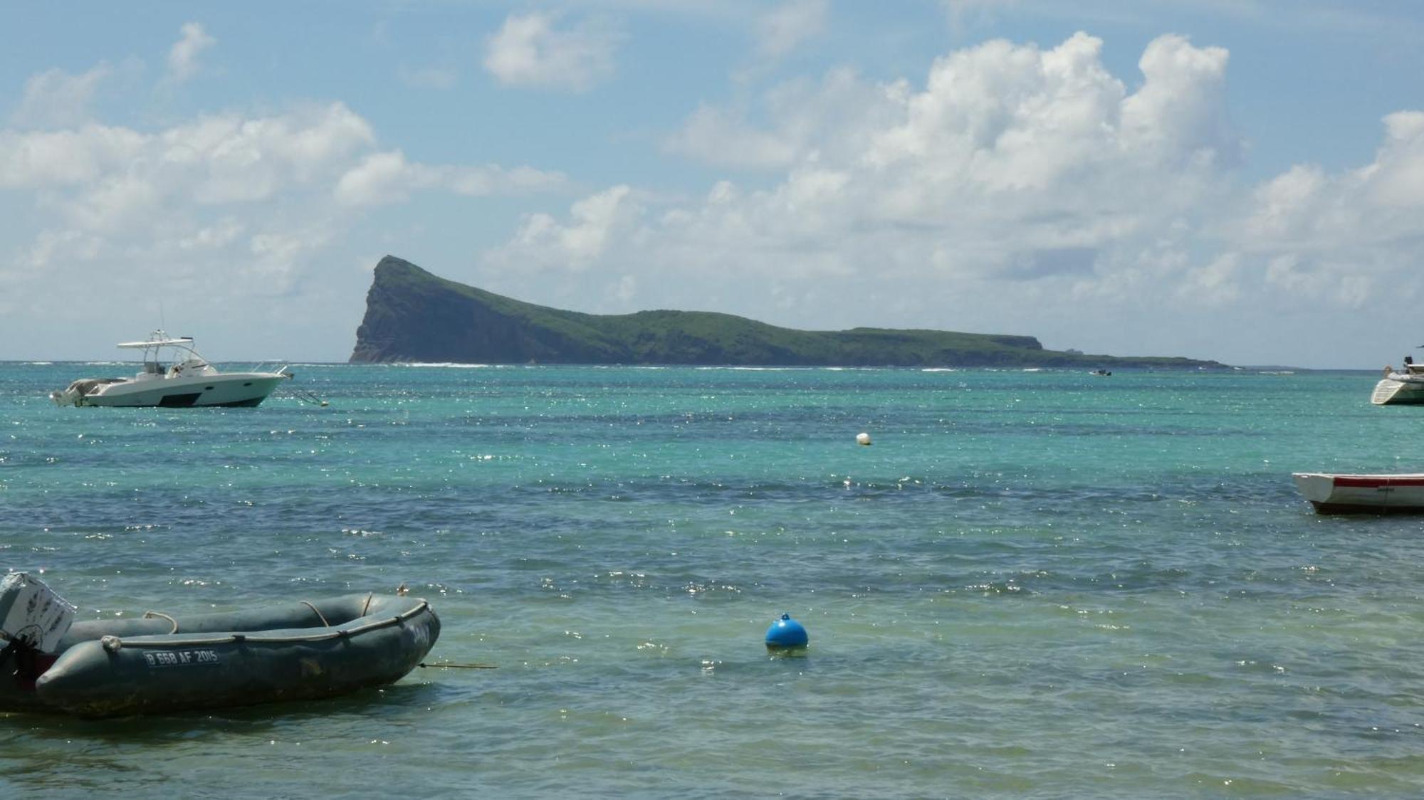 Appartement Le Dauphin Du Lagon Bleu - Plages De Mont Choisy Et De Trou Aux Biches グランベ エクステリア 写真